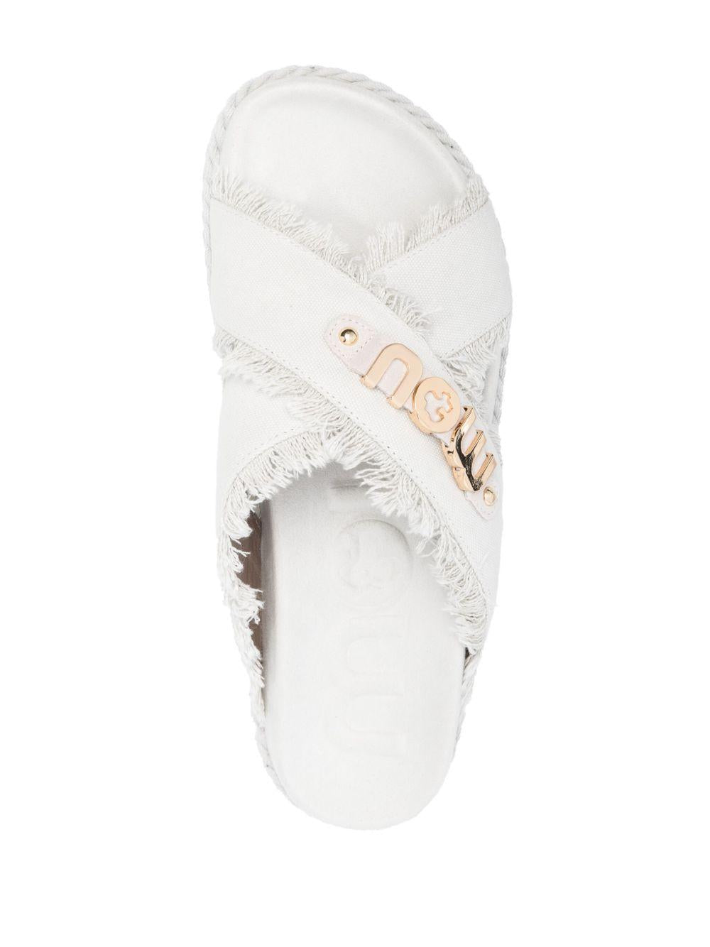 MOU Sandali con applicazione placca logo chiari 