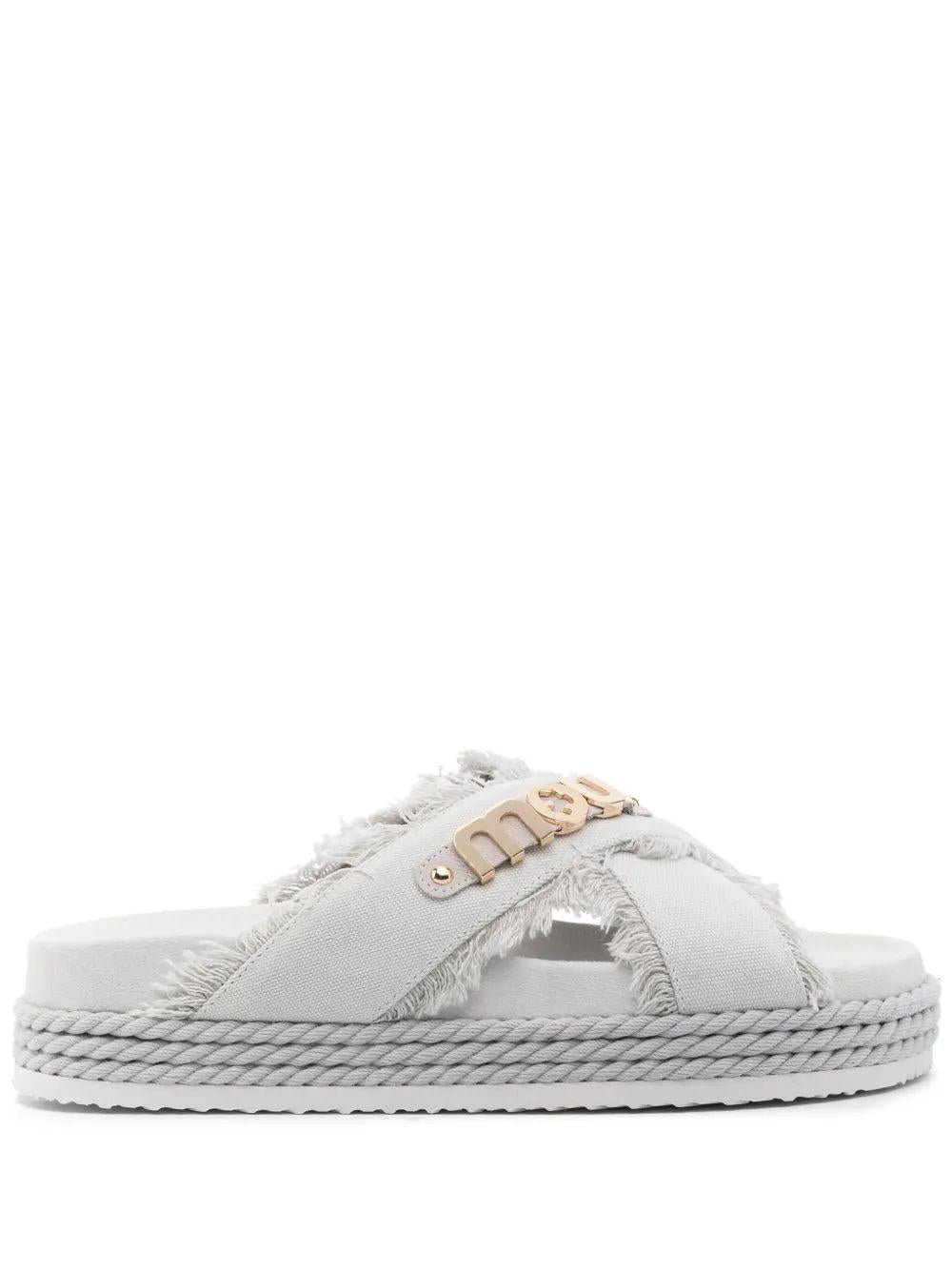 MOU Sandali con applicazione placca logo chiari 