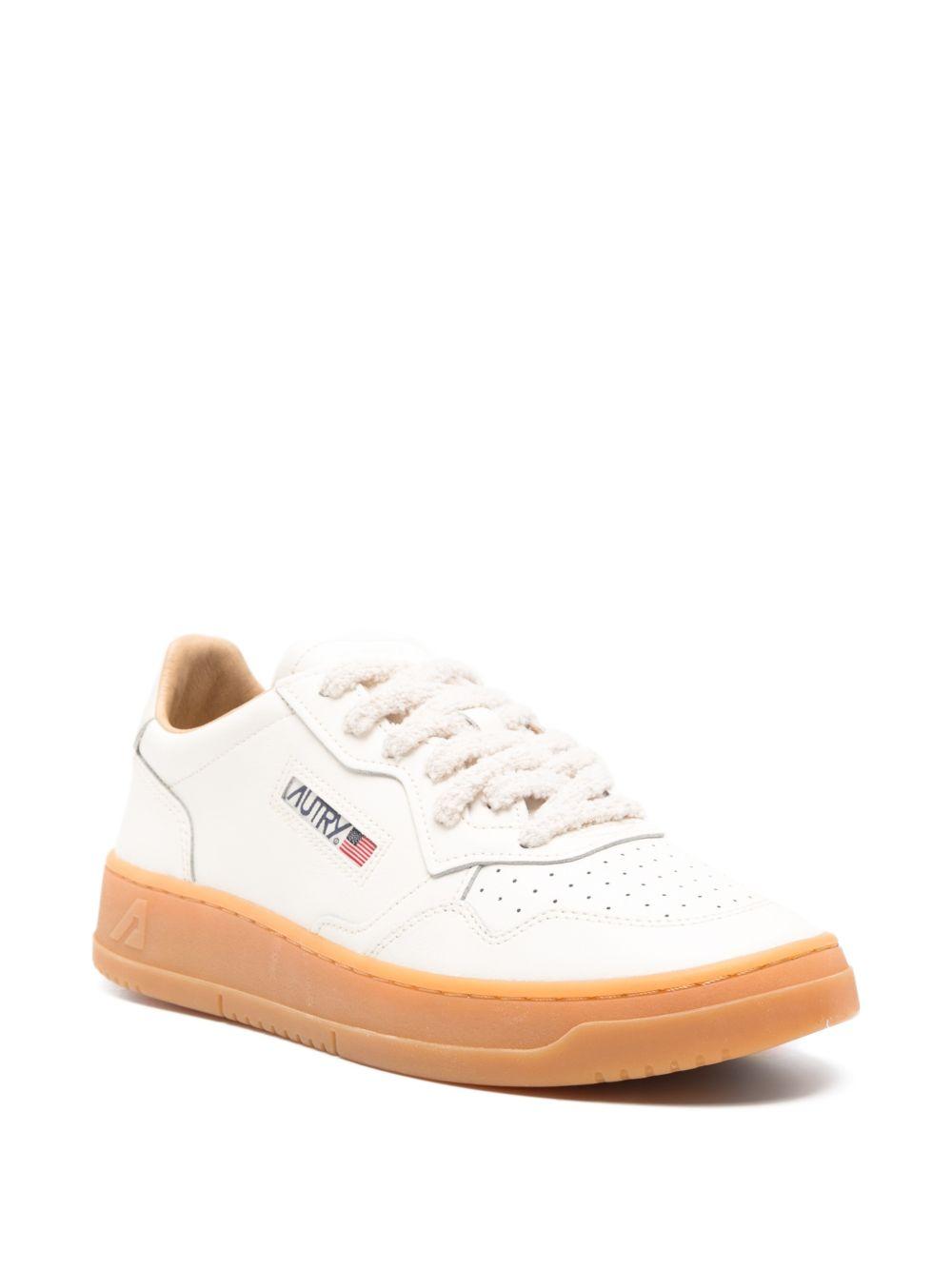 AUTRY Sneakers Medalist bianche con suola marrone 