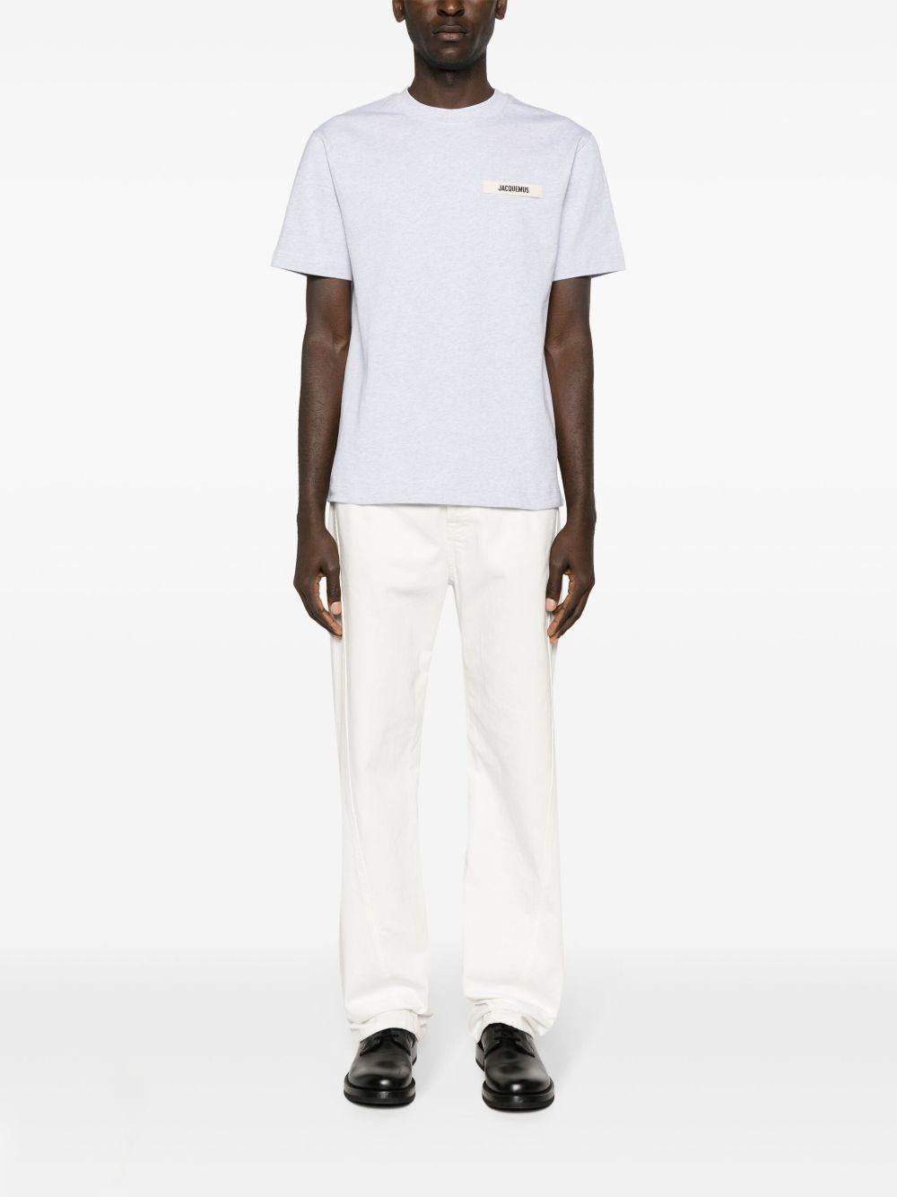 JACQUEMUS T-shirt grigia in cotone con patch logo sul petto 