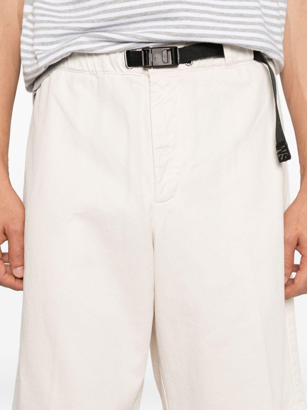WHITE SAND Shorts in cotone bianco con cintura nera 