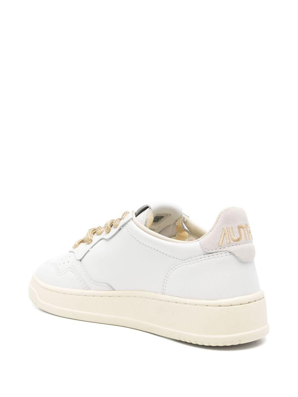 AUTRY Sneakers 'Medalist' in pelle bianca con lacci dorati 