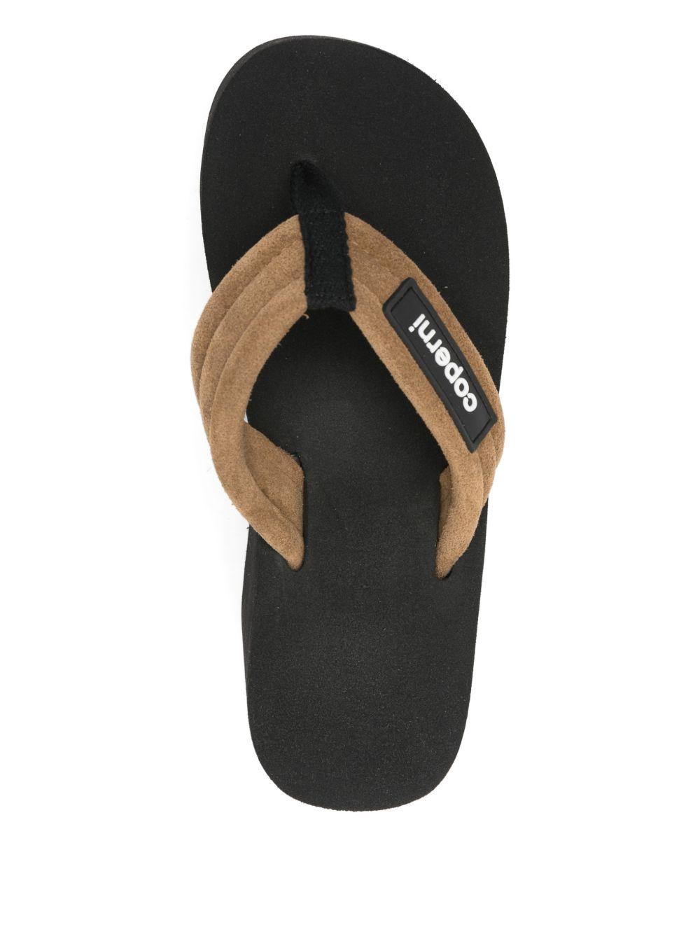 COPERNI Infradito platform in gomma nere e marroni con logo 