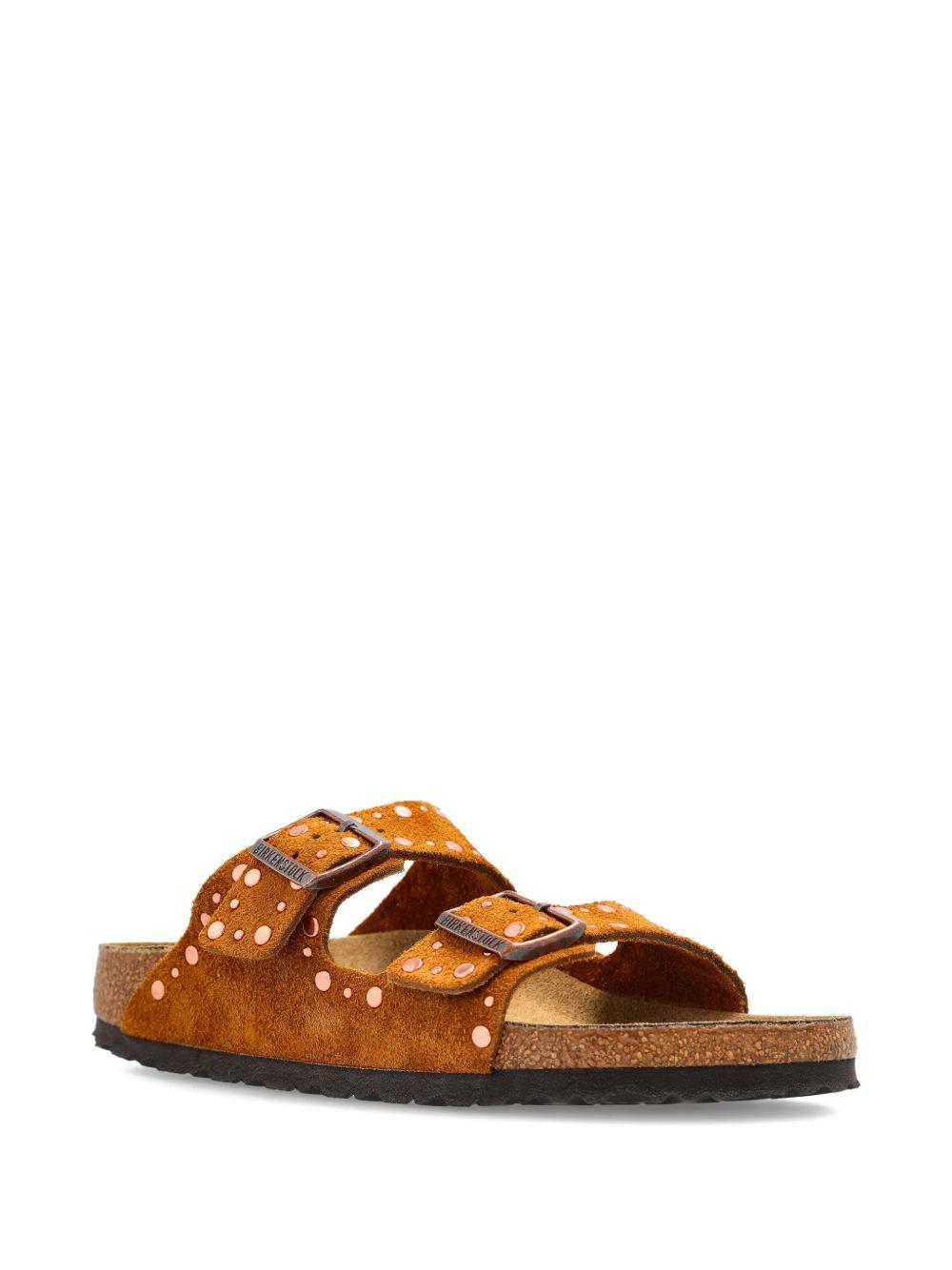 BIRKENSTOCK Ciabatte Arizona in pelle scamosciata marrone con borchiette 