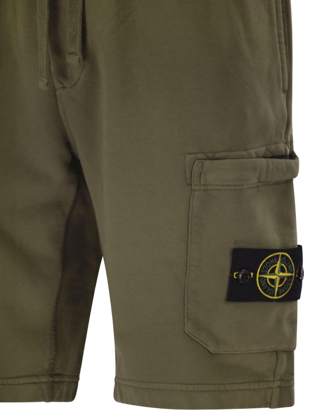STONE ISLAND Shorts verde militare con tasche cargo 