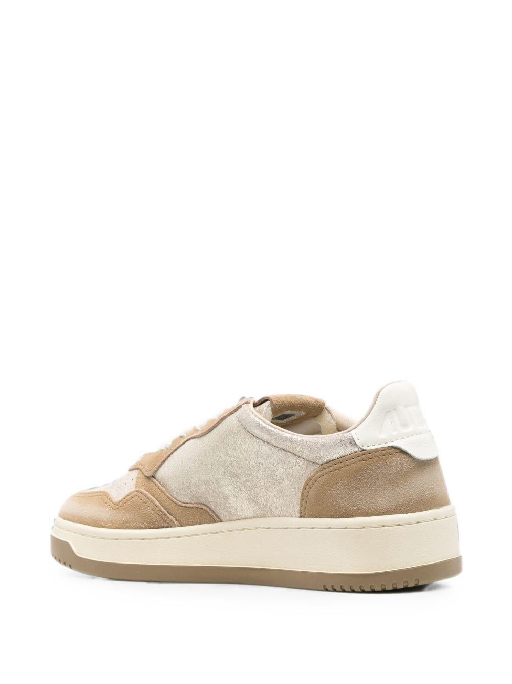 AUTRY Sneakers Medalist in pelle beige con dettagli metallizzati 