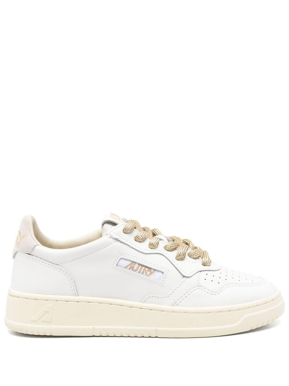 AUTRY Sneakers 'Medalist' in pelle bianca con lacci dorati 