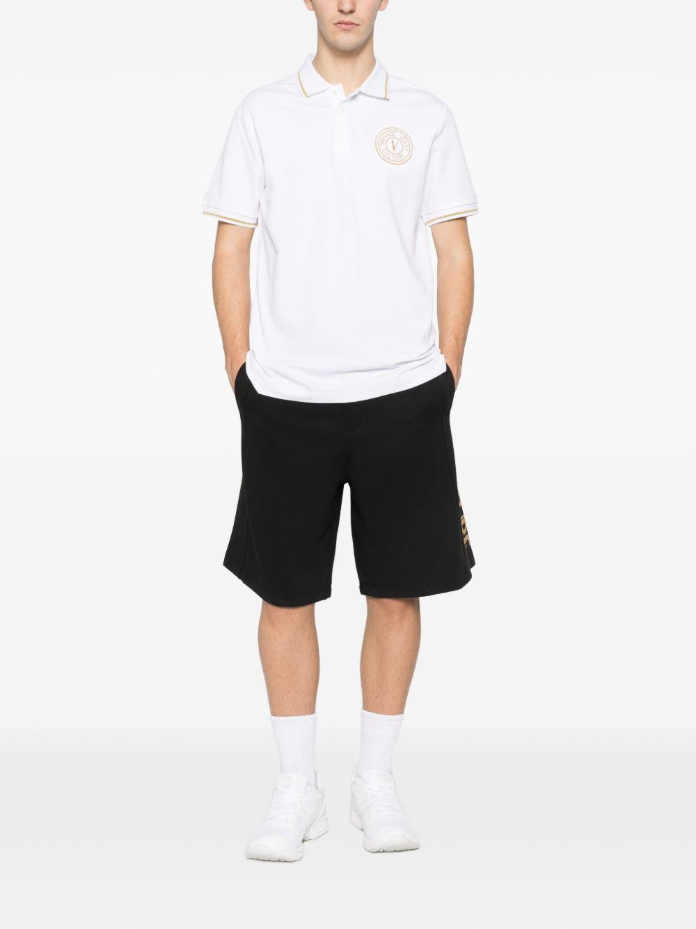VERSACE JEANS COUTURE Polo in cotone bianco con logo oro 