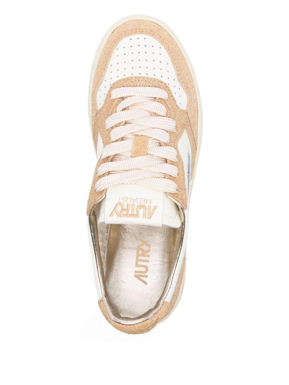 AUTRY Sneakers 'Medalist Low' in pelle bianca e suede color sabbia 