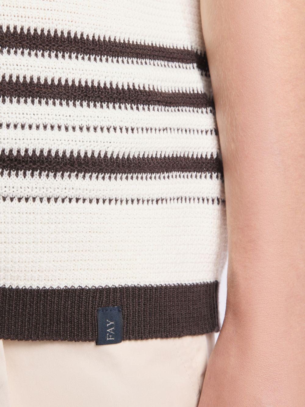 FAY Polo in maglia bianca e marrone a righe con scollo a V 