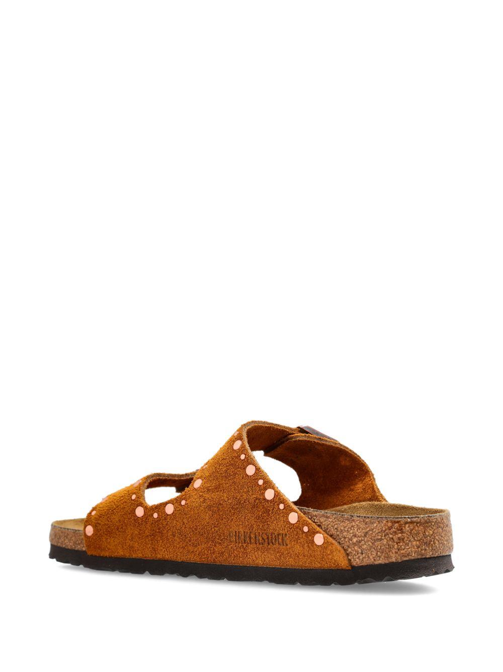 BIRKENSTOCK Ciabatte Arizona in pelle scamosciata marrone con borchiette 