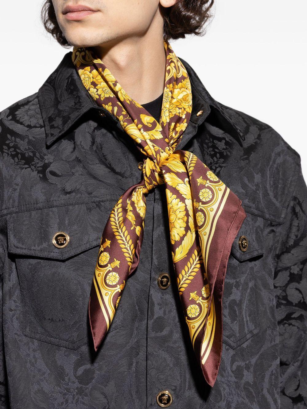 VERSACE Foulard quadrato in seta marrone con stampa Barocca 