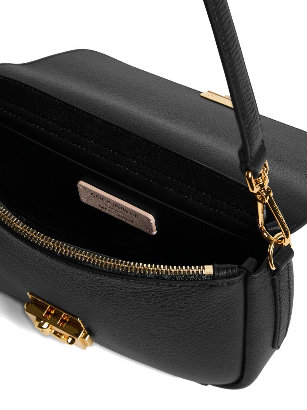 COCCINELLE Borsa a spalla in pelle nera con placca logo 