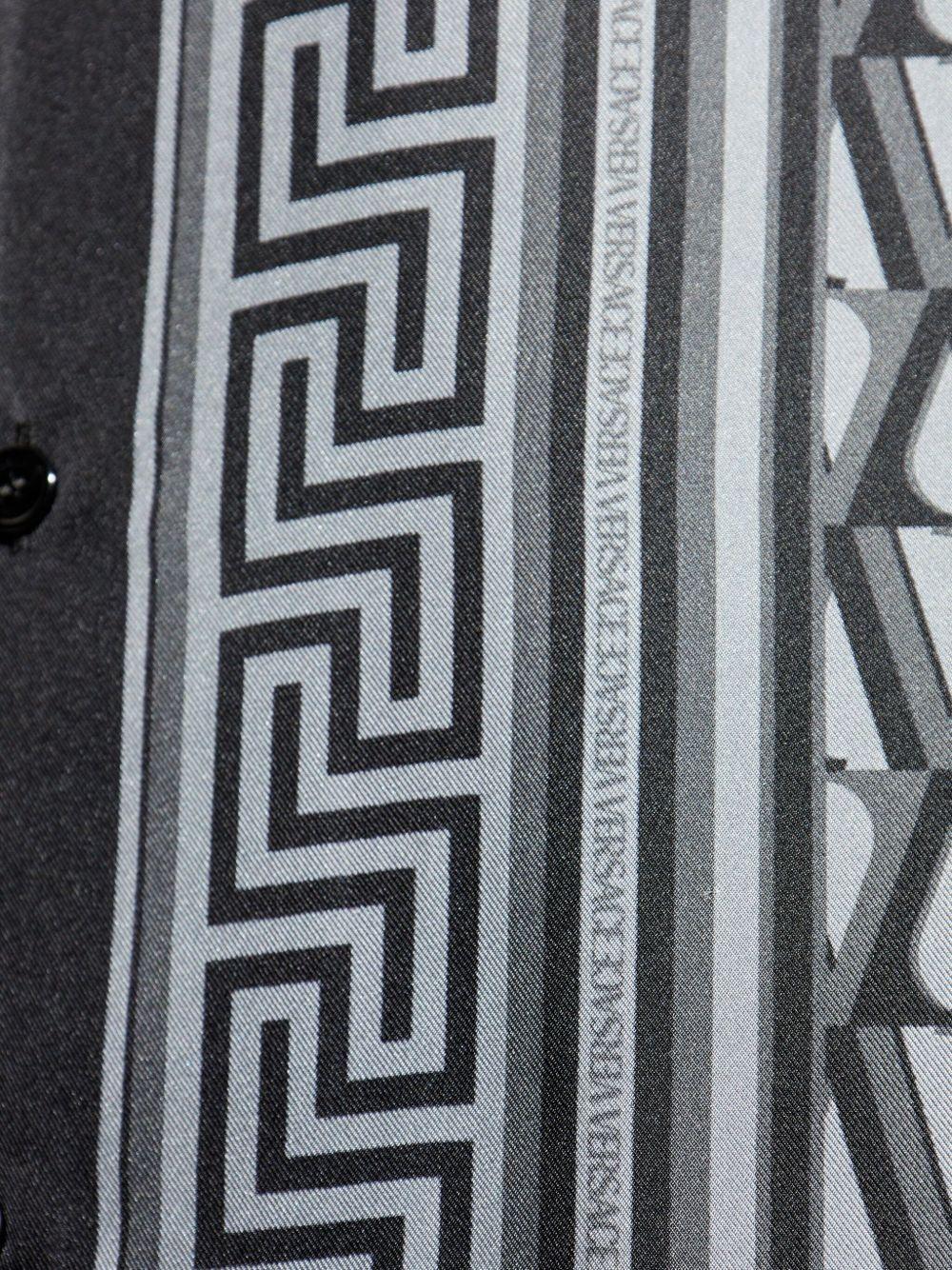 VERSACE Camicia in seta grigio e nera con motivo monogram 