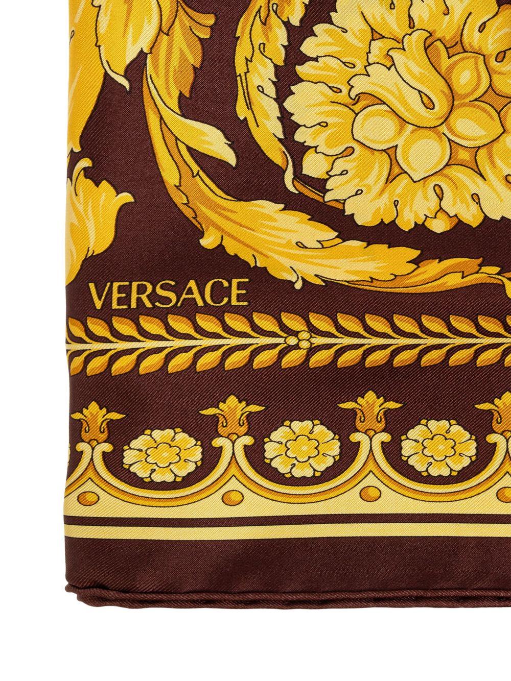 VERSACE Foulard quadrato in seta marrone con stampa Barocca 