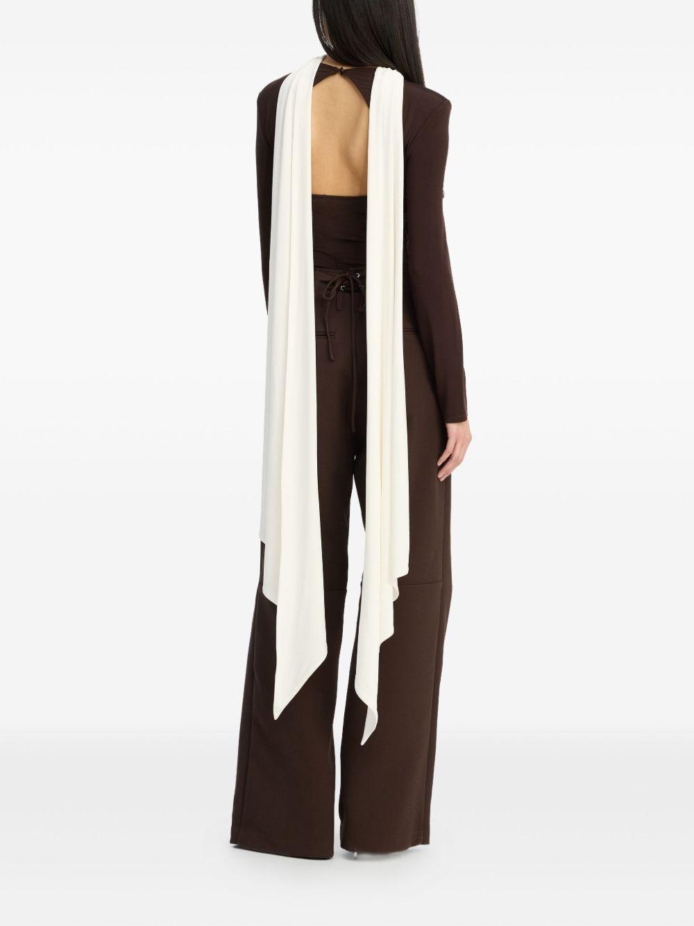 ROTATE Top marrone con scialle bianco 