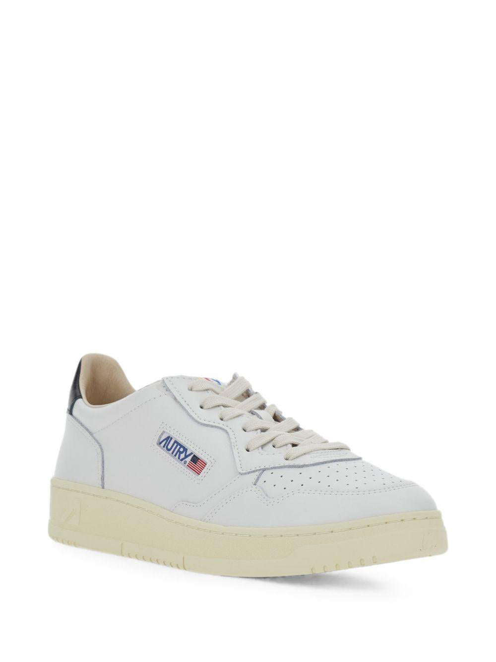 AUTRY Sneakers Medalist in pelle bianca con dettaglio nero 