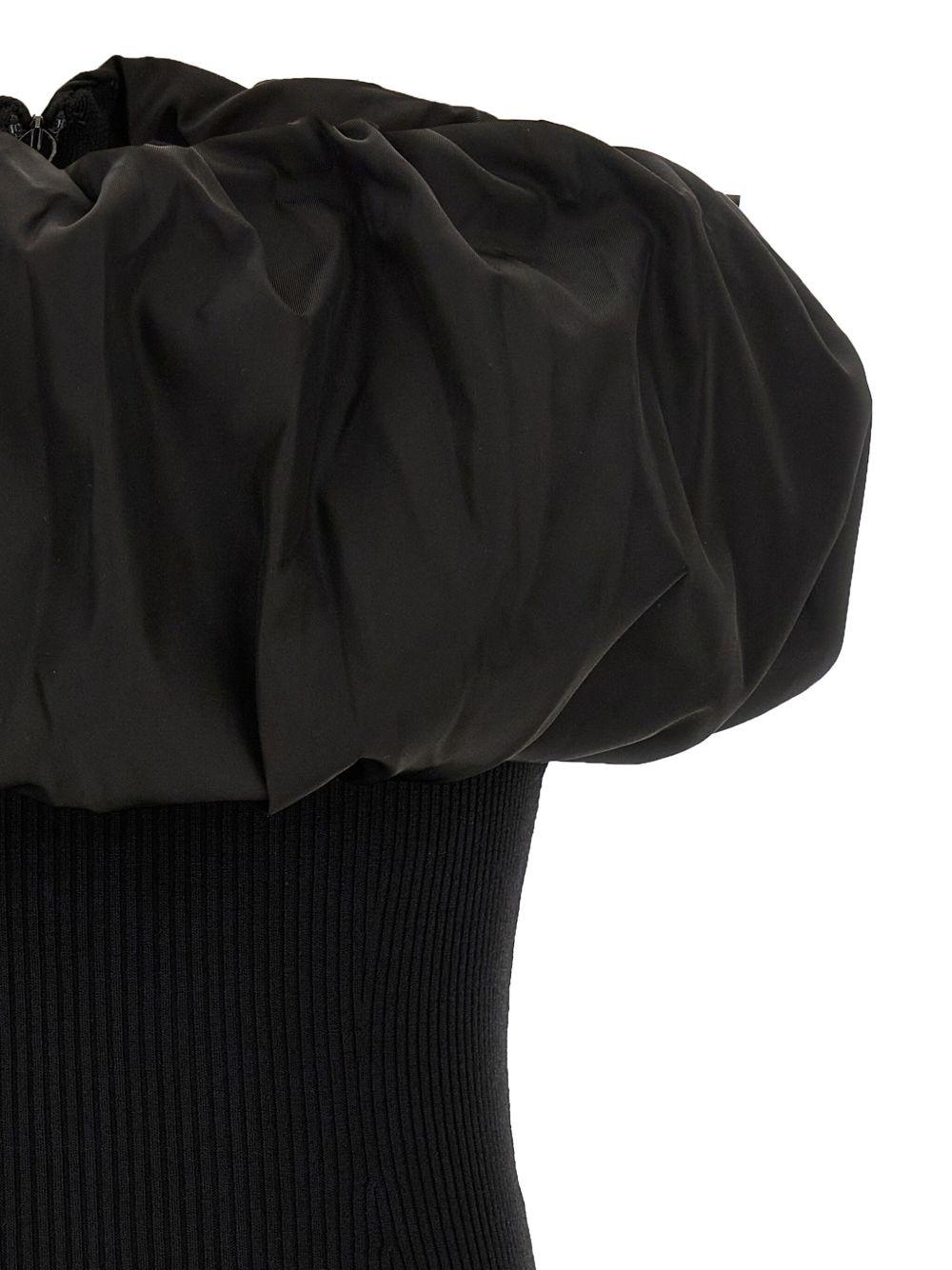 GANNI Top nero in maglia a coste con design off-shoulder 