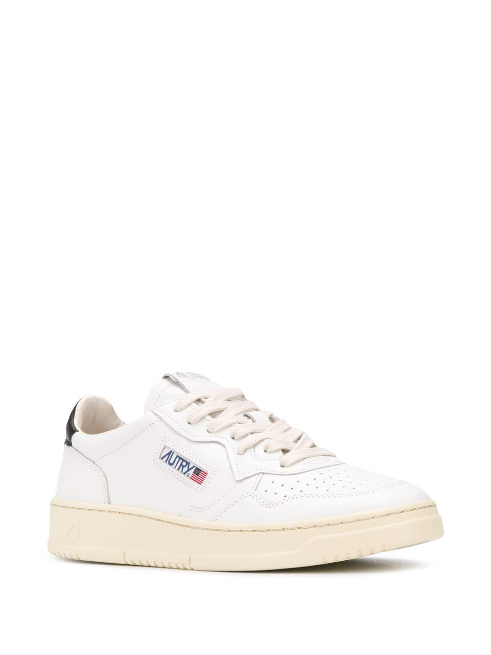 AUTRY Sneakers 'Medalist' in pelle bianca e nera 