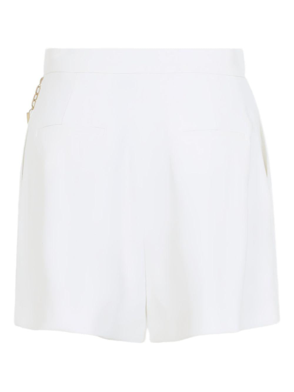 ELISABETTA FRANCHI Pantaloncini bianchi con pendaglio charm 