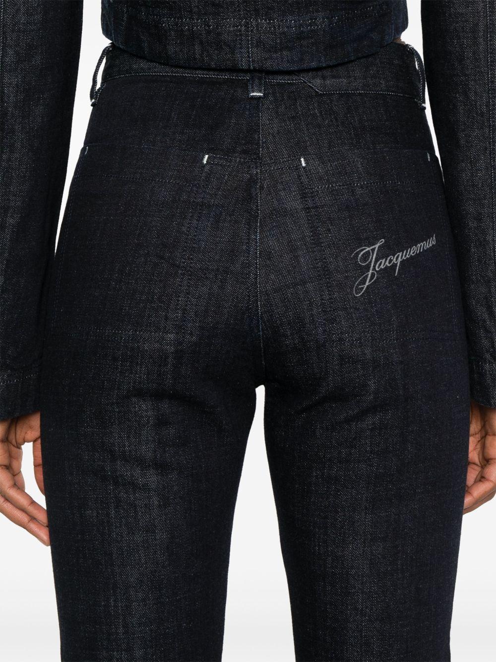 JACQUEMUS Jeans straight in denim blu scuro con logo 