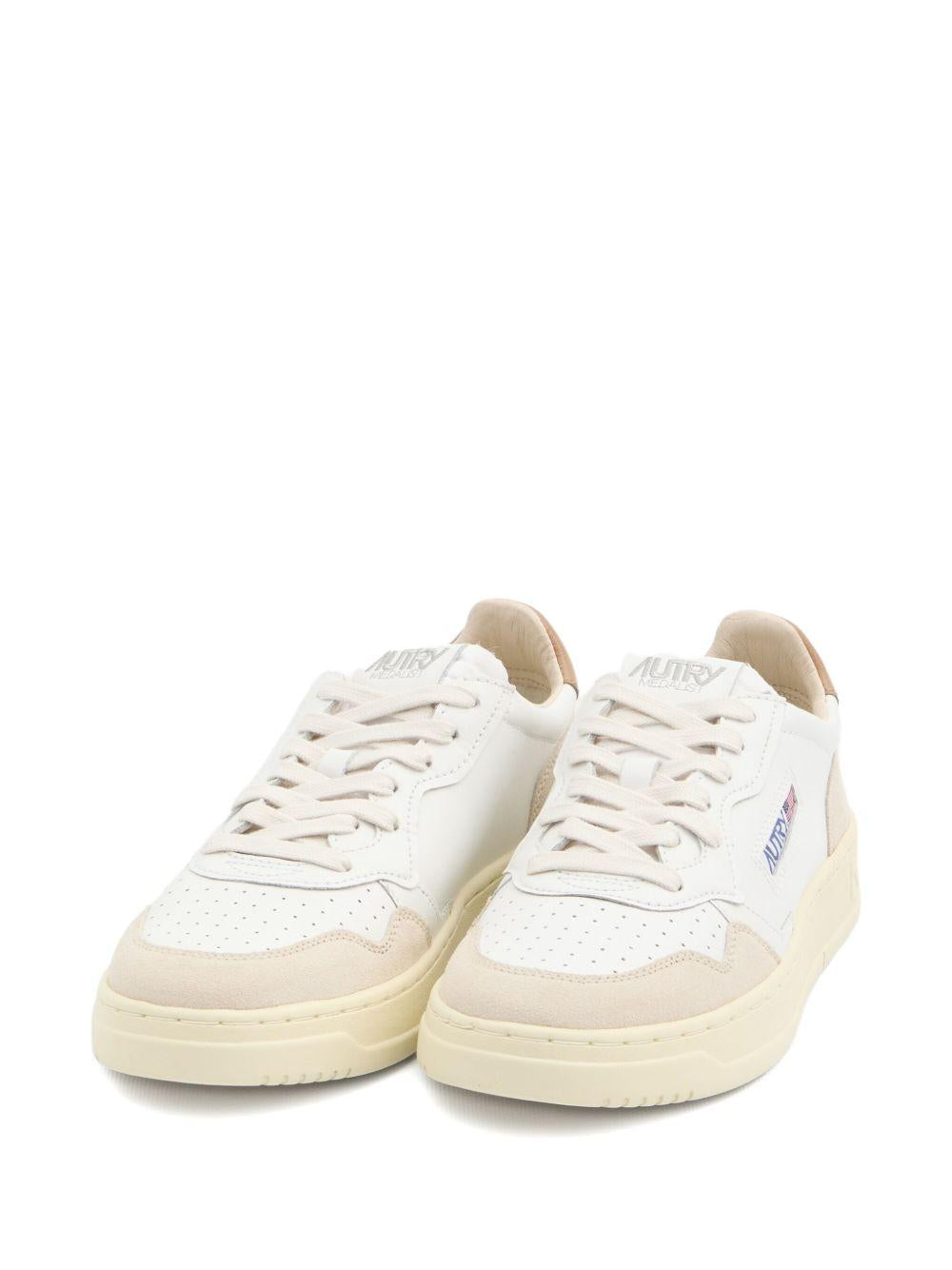 AUTRY Sneakers 'Medalist' in pelle bianca e color caramello 