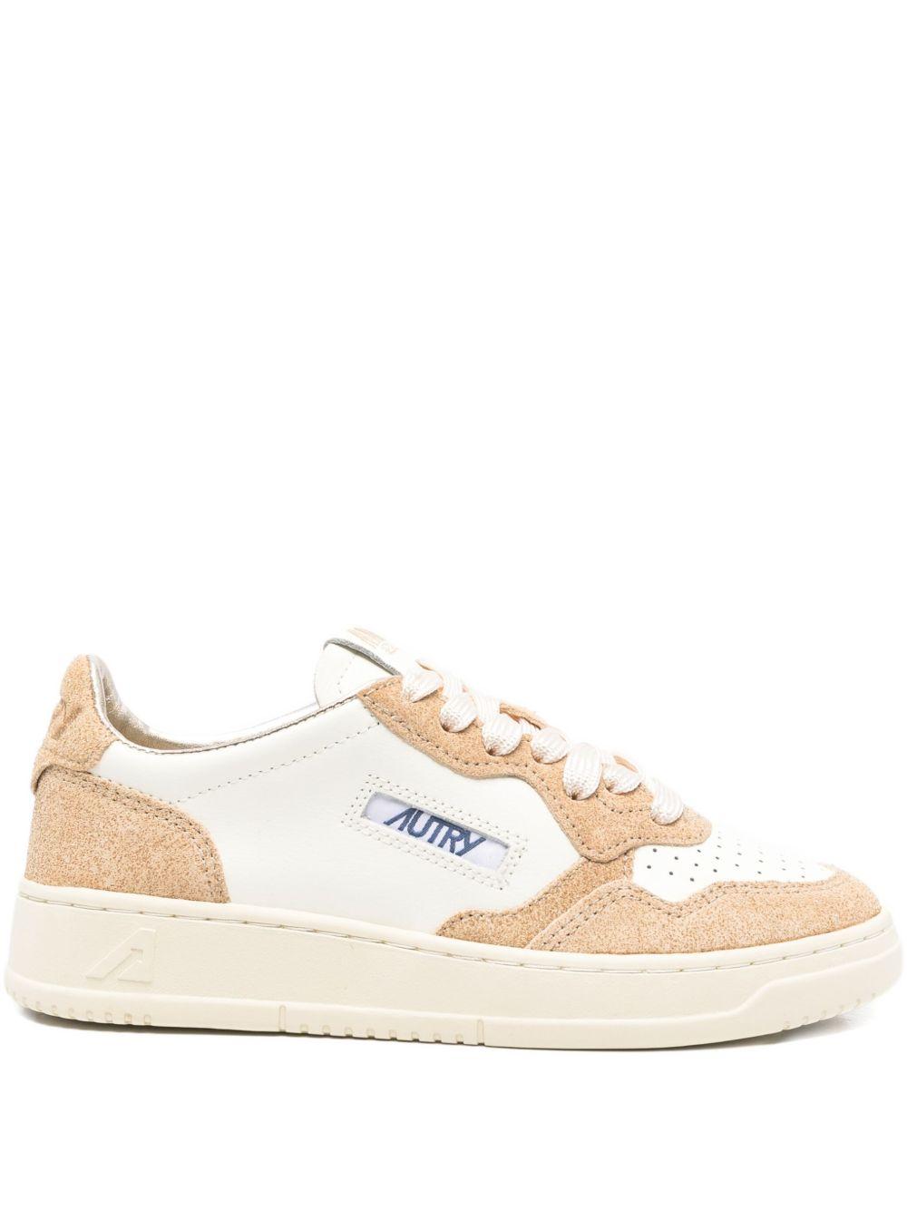 AUTRY Sneakers 'Medalist Low' in pelle bianca e suede color sabbia 