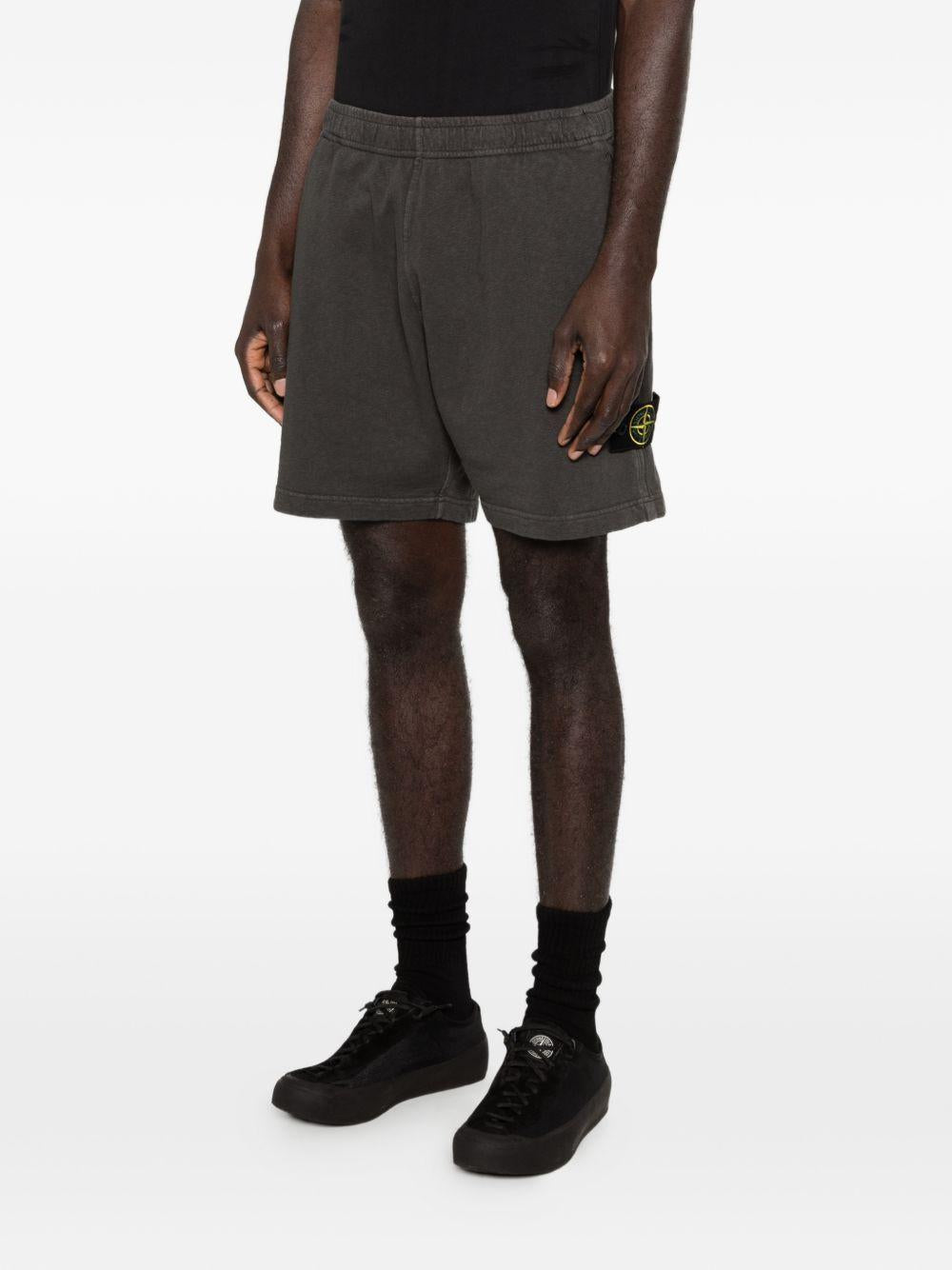 STONE ISLAND Shorts grigio scuro con logo 