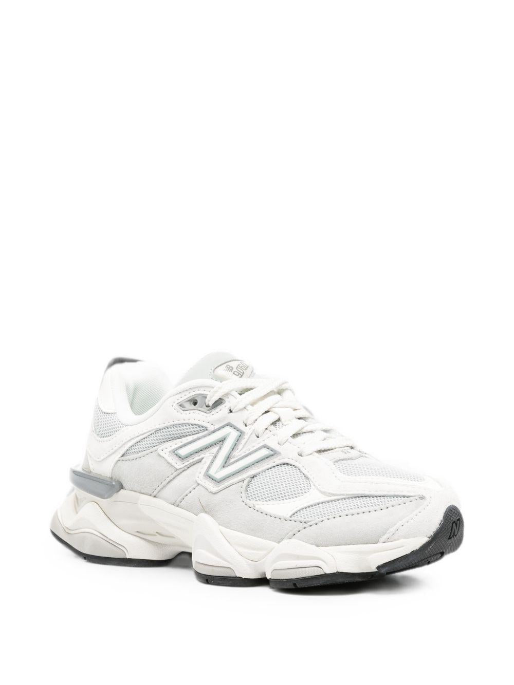 NEW BALANCE Sneakers 9060 bianche e grigie con tomaia in mesh e rivestimenti in suede 