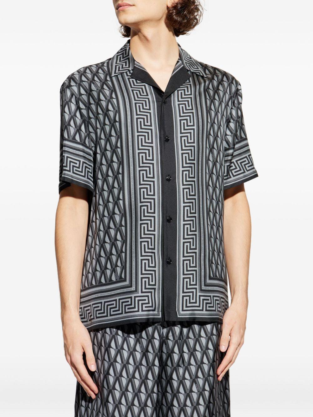 VERSACE Camicia in seta grigio e nera con motivo monogram 