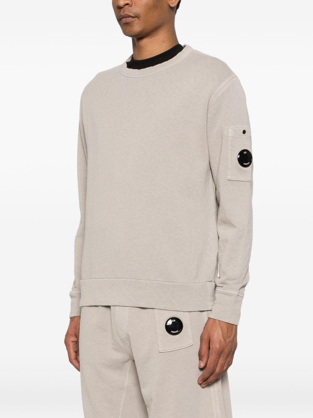 CP COMPANY Felpa girocollo con patch logo sulla manica 