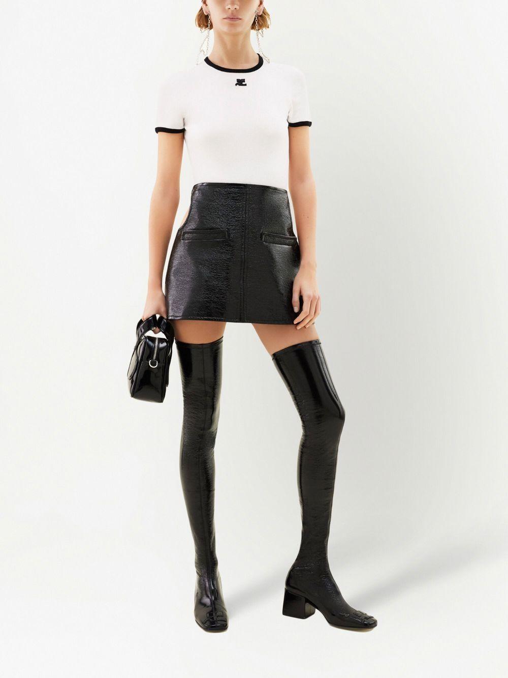 COURREGES T-shirt bianca con rifiniture nere e logo 