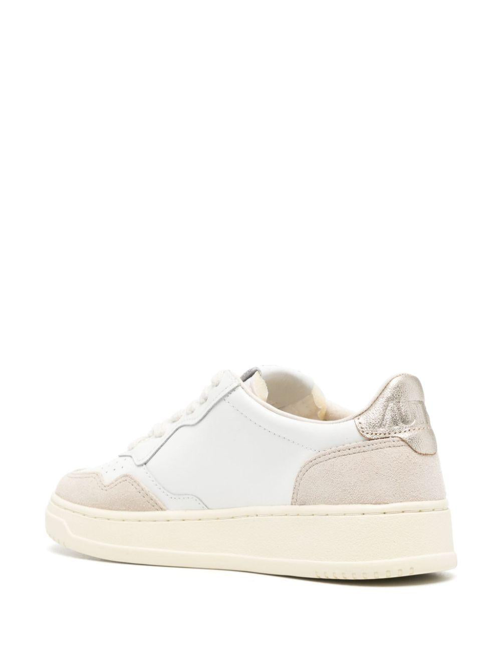 AUTRY Sneakers 'Medalist Low'  in pelle bianca con tallone oro 