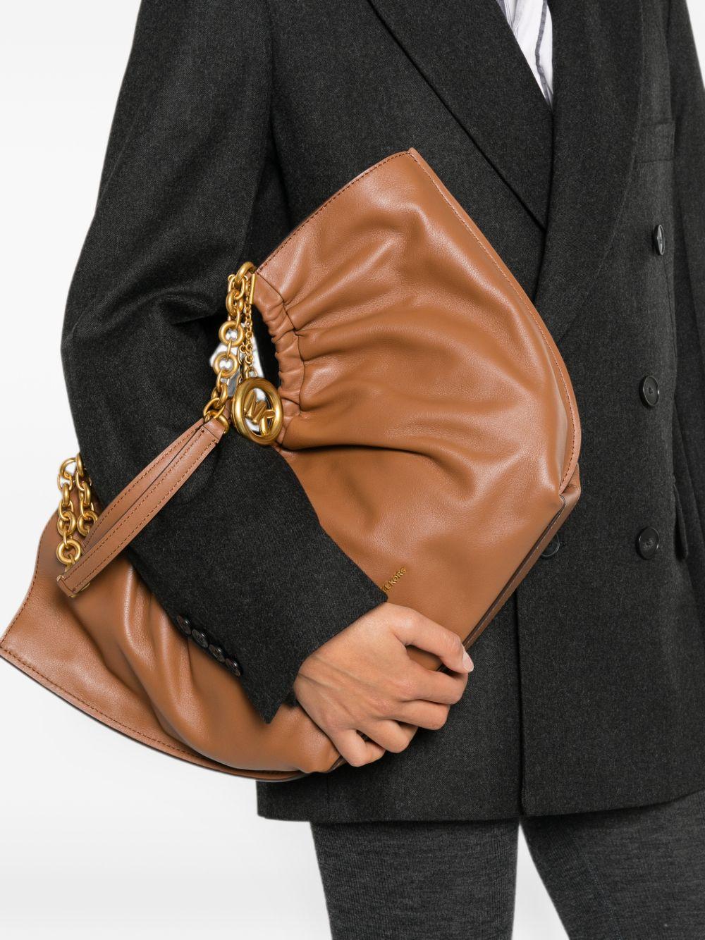 MICHAEL KORS Borsa hobo in pelle marrone con charm MK 