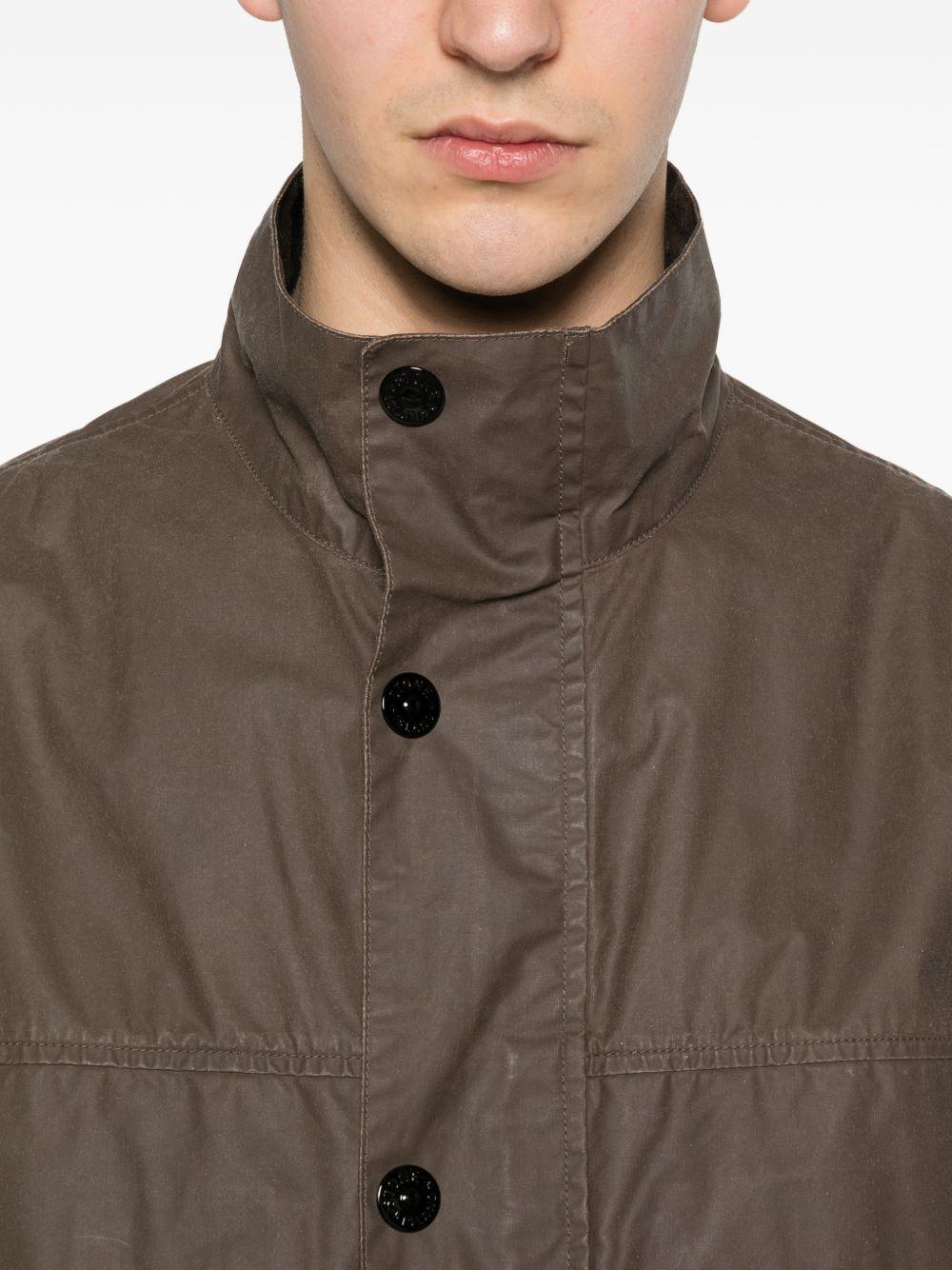STONE ISLAND Giacca cerata marrone scuro con logo 