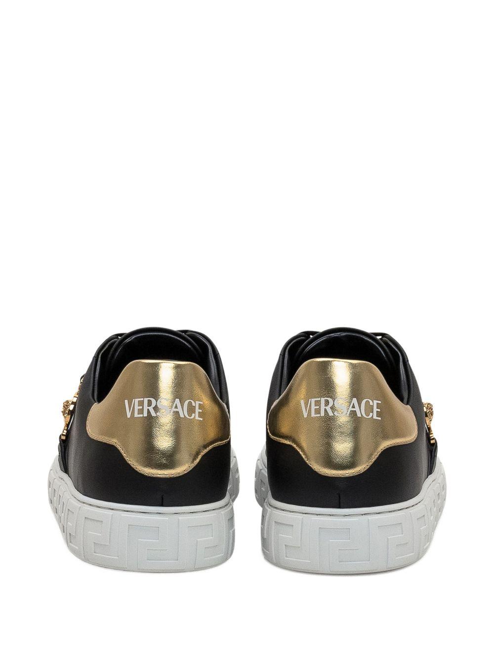 VERSACE Sneakers nere con logo e dettagli dorati 