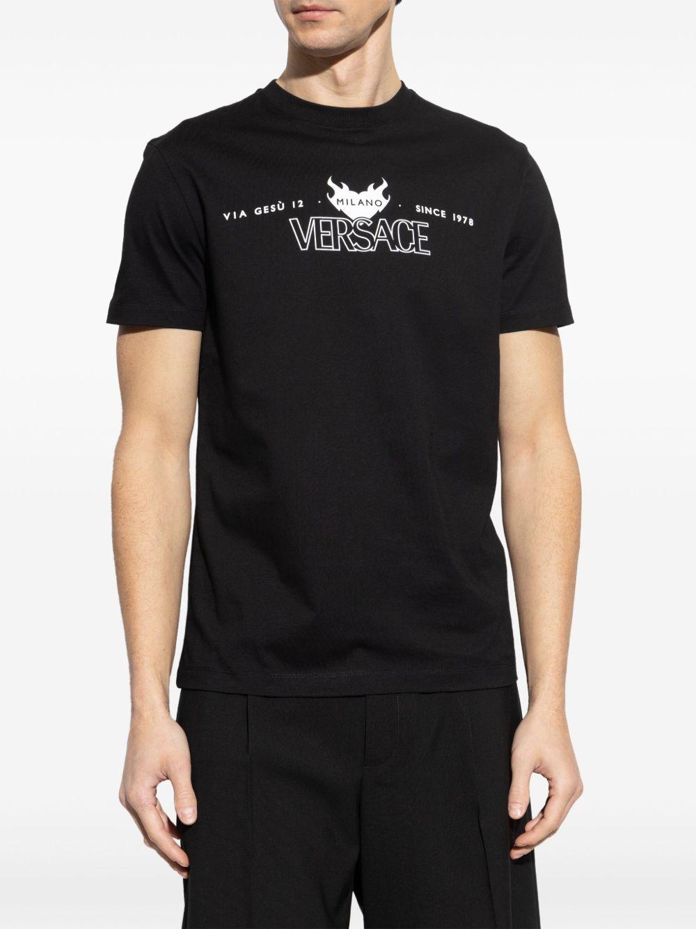 VERSACE T-shirt nera girocollo con logo stampato 