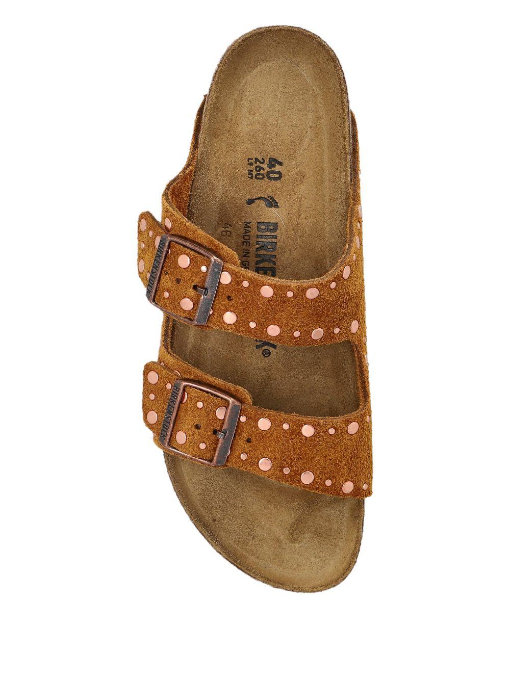 BIRKENSTOCK Ciabatte Arizona in pelle scamosciata marrone con borchiette 