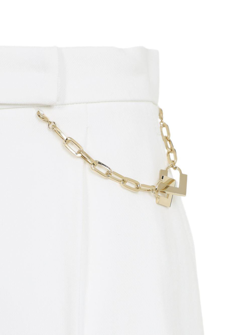ELISABETTA FRANCHI Pantaloncini bianchi con pendaglio charm 