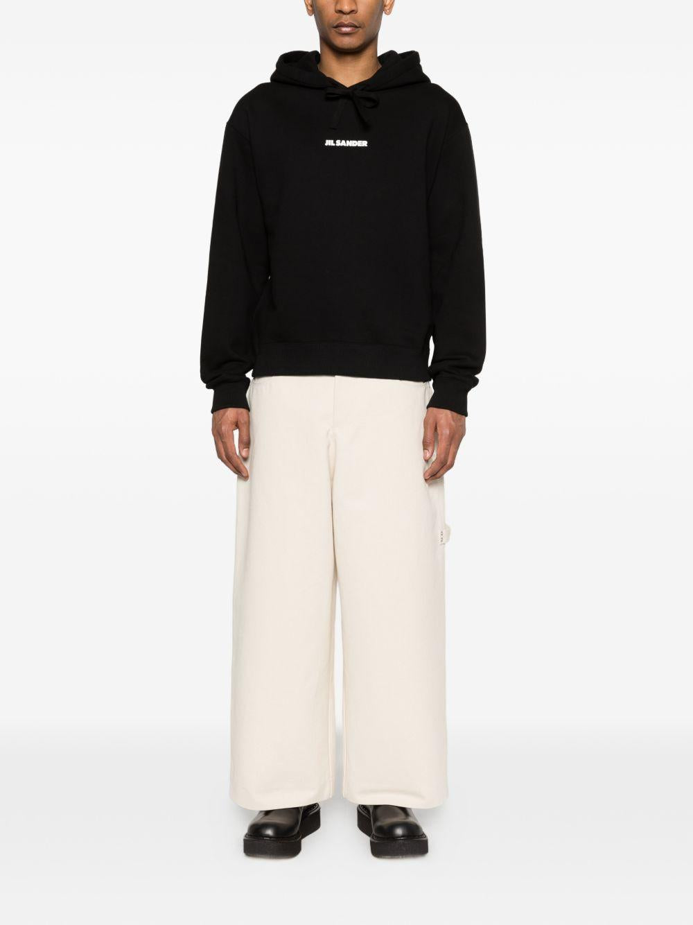 JIL SANDER Felpa in cotone nero con cappuccio e logo bianco 