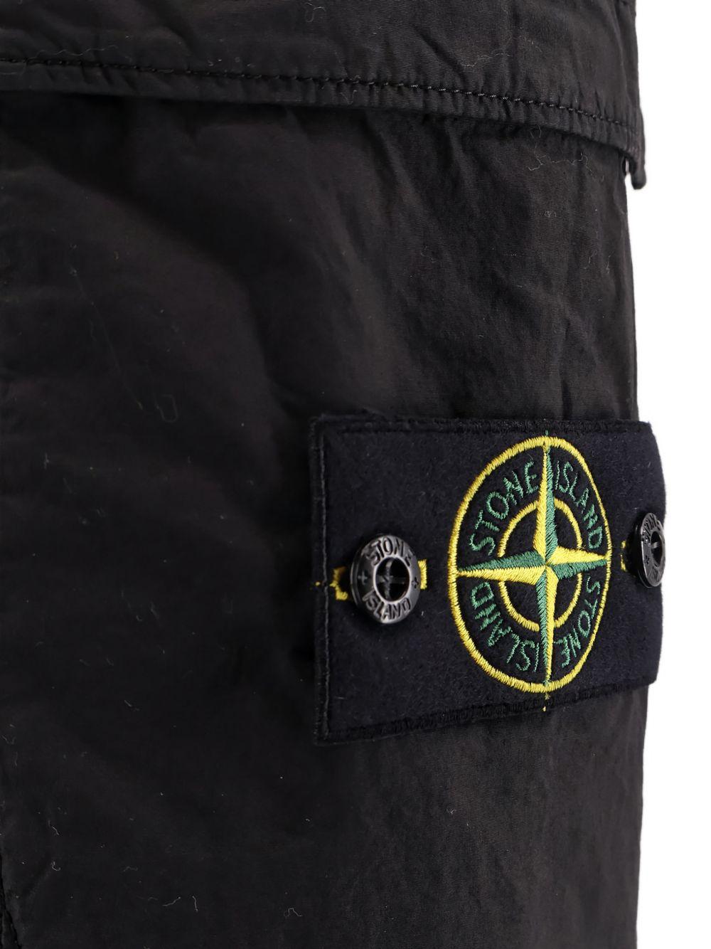 STONE ISLAND Pantaloni neri con patch logo e tasche 