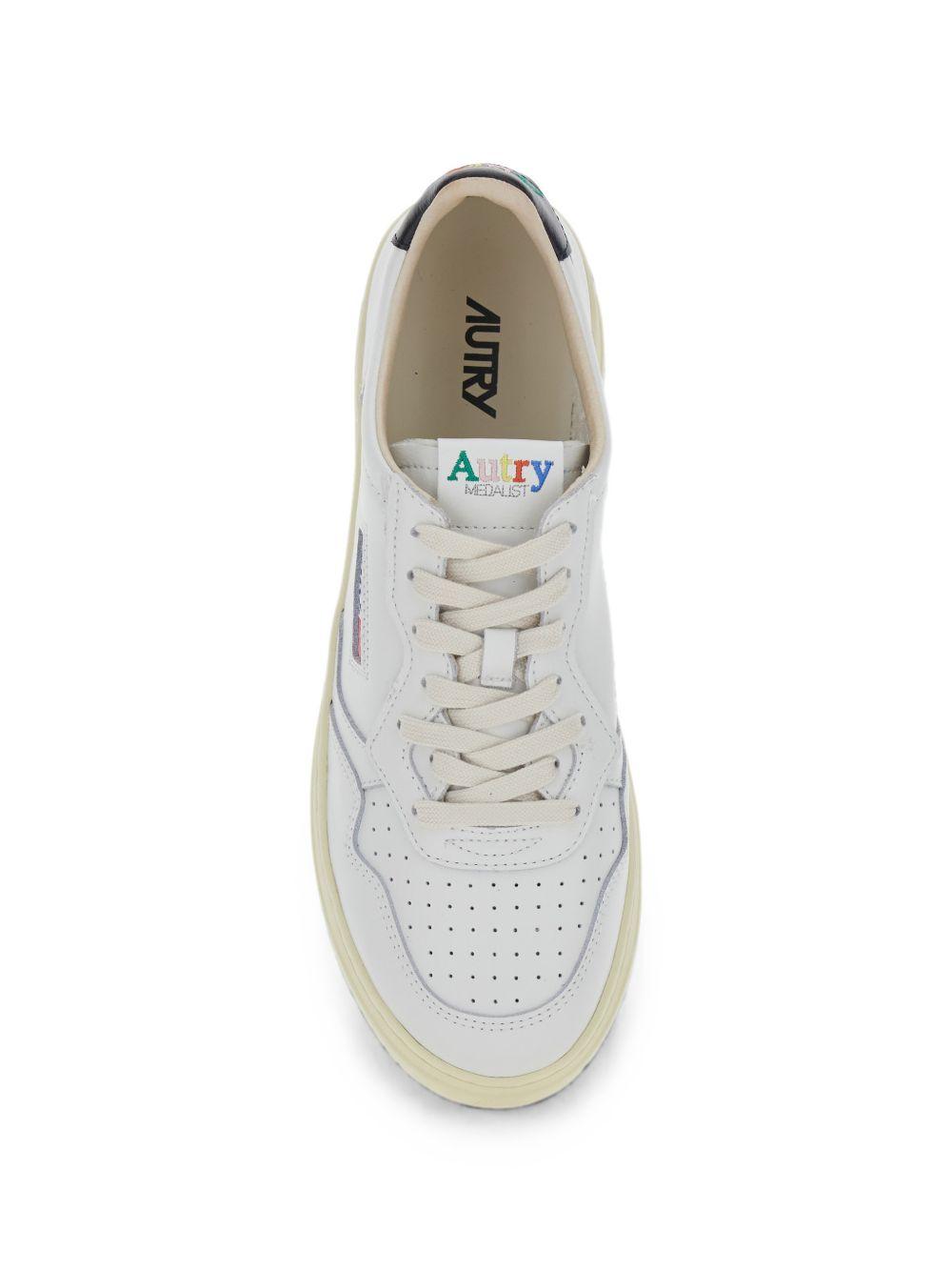 AUTRY Sneakers Medalist in pelle bianca con dettaglio nero 