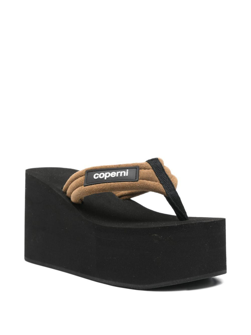 COPERNI Infradito platform in gomma nere e marroni con logo 