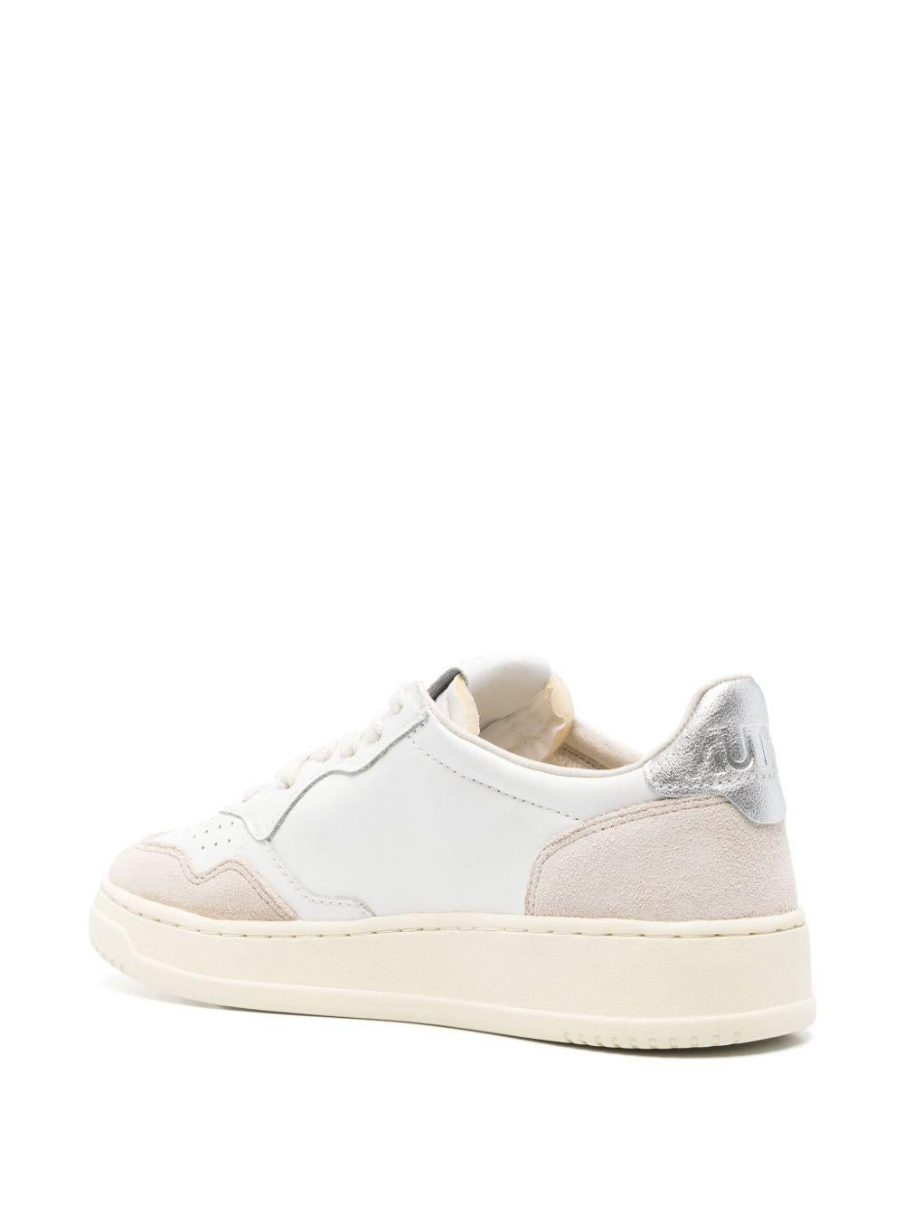 AUTRY Sneakers 'Medalist' in pelle di vitello bianca e argento 