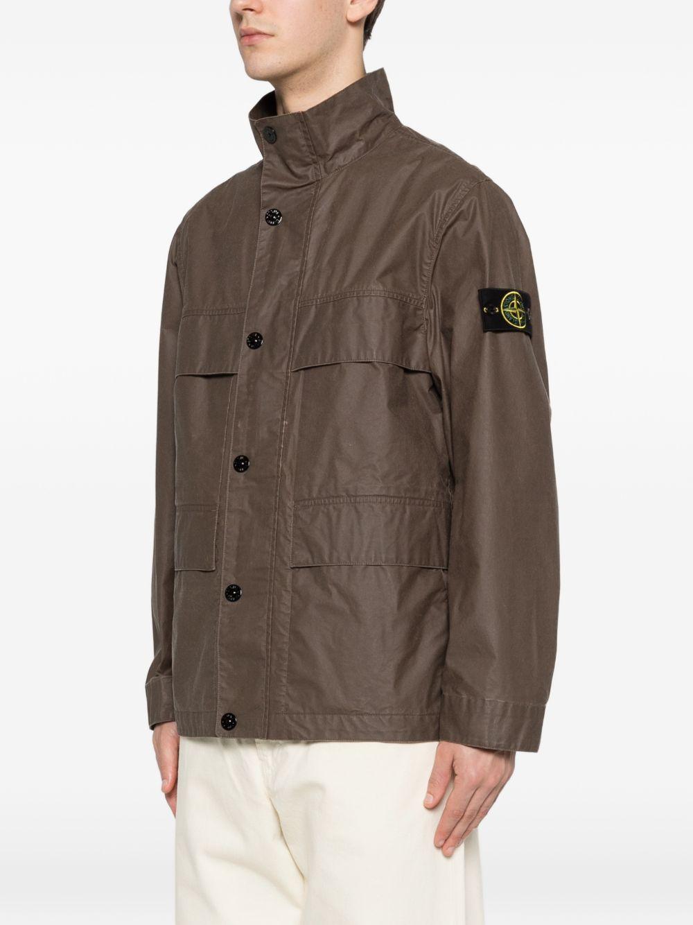 STONE ISLAND Giacca cerata marrone scuro con logo 