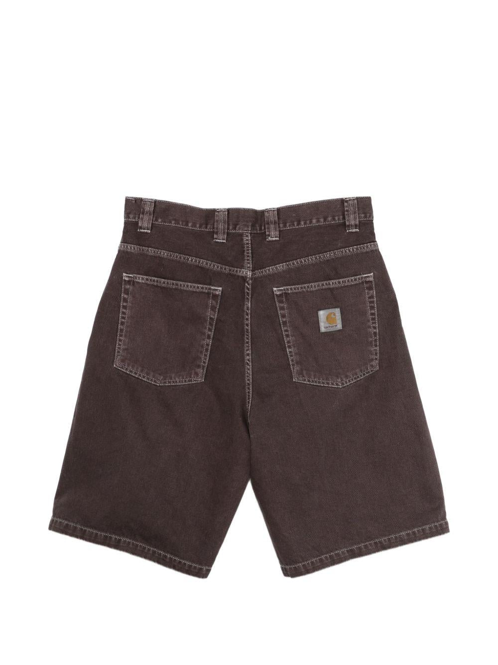 CARHARTT WIP Shorts in denim marrone con logo 