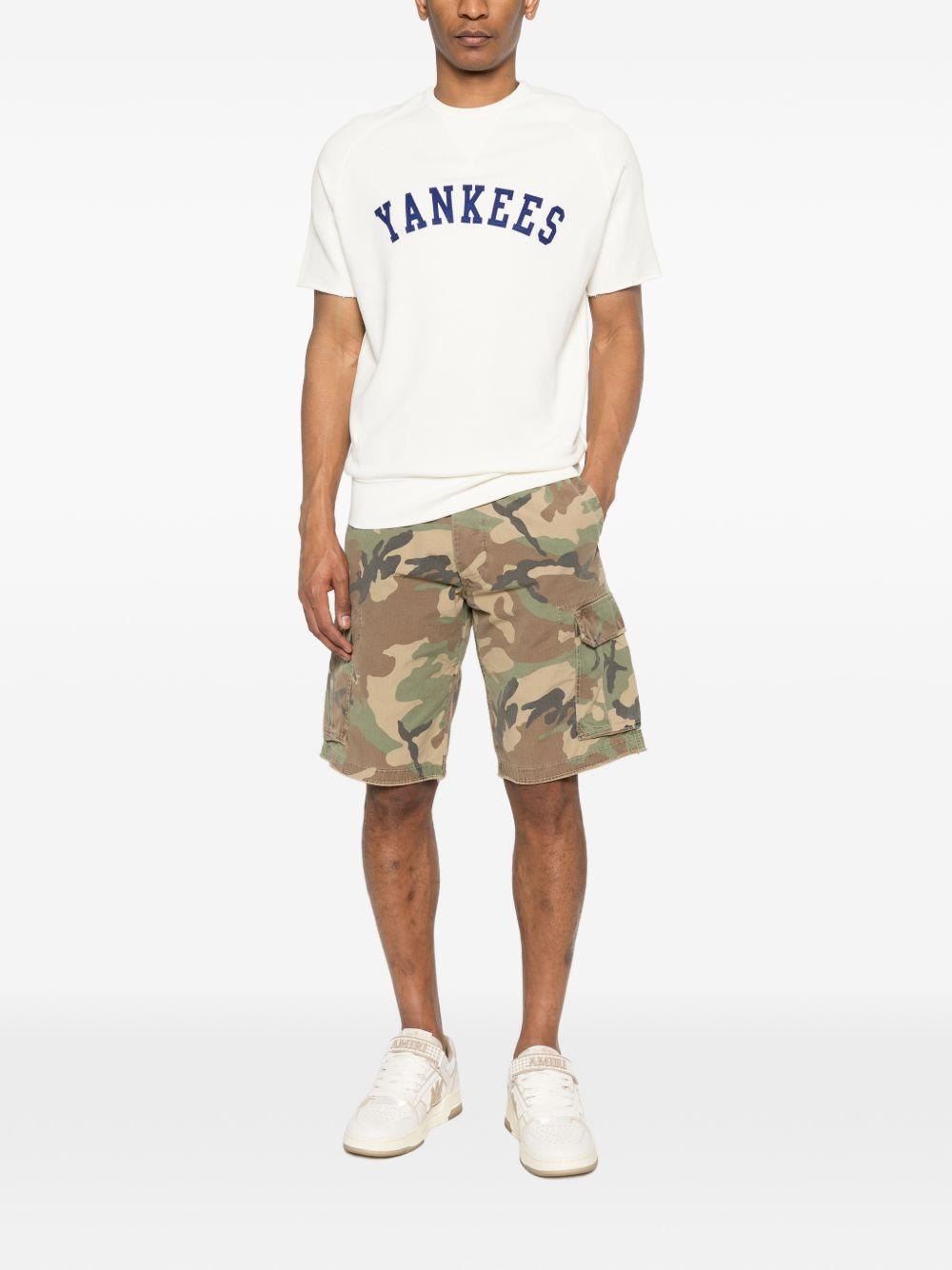 CHESAPEAKES T-shirt beige chiaro con script Yankees 